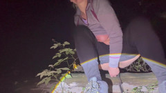 Putarankahotmilf: Masturbeer met vleeslicht in het bos