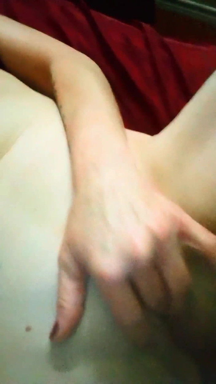 Bombstick and Trouble: Tante seksi rambut pirang lagi asik fingering memek muatannya yang...