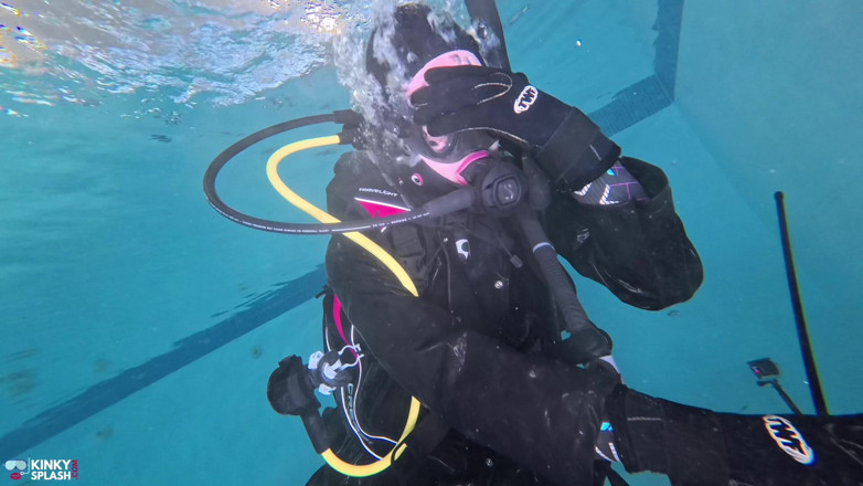 UKCuteGirl Lucy Lauren: Dominasi Bawah Air dengan Perlengkapan Scuba Penuh