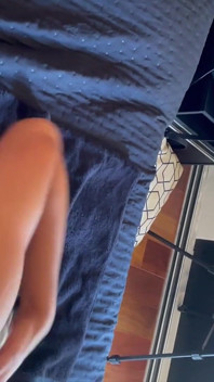 Elena é fodida e depois limpa porra em seu colar Chanel