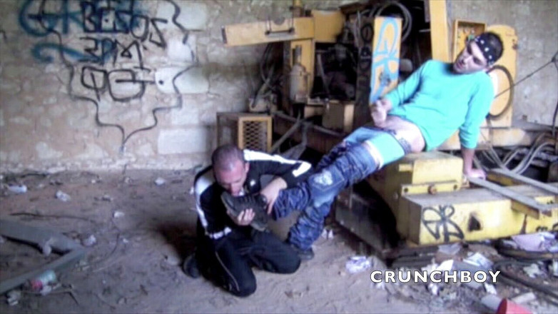 Sneaker gay: Senaker en iyi arkadaşı tarafından açık havada itaatkarlık