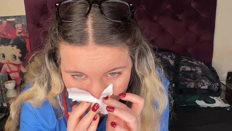 MissFFW: Медсестра дві жінки й чоловік смокчуть її ніс і нарешті мочиться