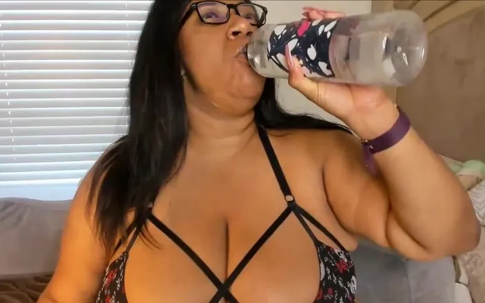 Josie4yourpleasure: Lots of spanks, a very red ass, hitachi, dildo sucking,...