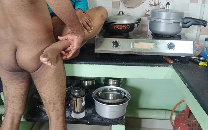 Wonder: Pembantu rumah tangga ngentot di dapur