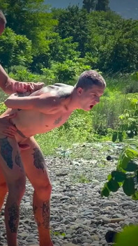 Due Ragazzi Fanno Sesso Su Una Spiaggia Cittadina - Succhiano Tutto E Ricevono Un Buon Sperma in Bocca
