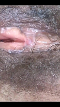 Olhe para minha buceta peluda aberta depois de ter fodido, eu amo ser fodida