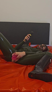 Latexflicka i gummistövlar onanerar med dildo och trollstav tills hennes orgasm! Hon älskar att stöna!
