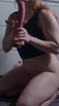 Kåt ung fru rider kuk