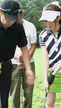Blowbang en hete seks een sexy Japans meisje neuken op de golfbaan