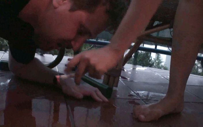 Femdom Austria: Pršelo, tak lízej podlahovou děvku!