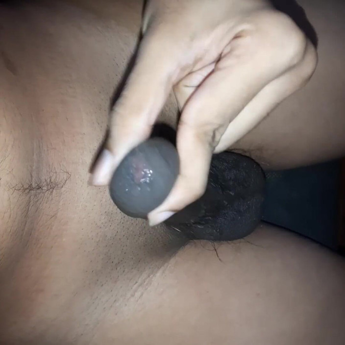 Hot Kolla: Băiat twink care se masturbează cu două degete