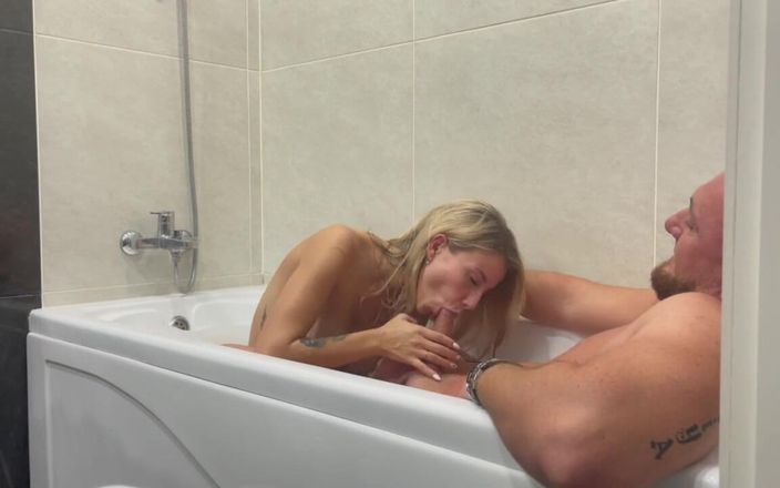Viky one: Страстный секс с женой в ванной