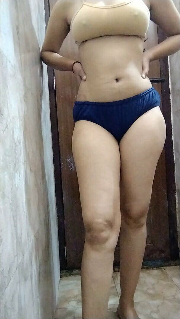 Riyathakur: Seeing the Bengali girl's novel, the buff asked for a...