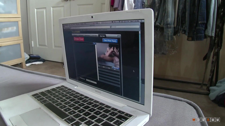 WWMAMM: Une modèle webcam chevauche la bite de son amant quand...