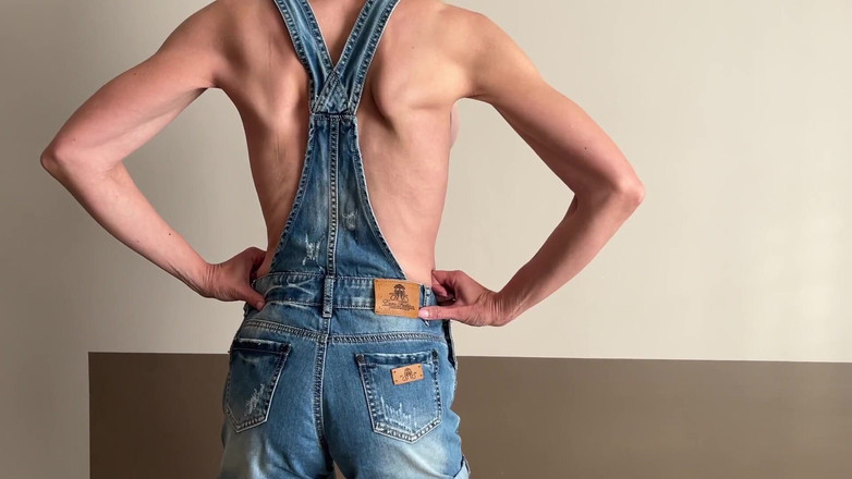 Mistress Mary: Sexy svaly v džínových kombinézách
