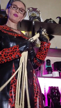 Femdom Meesteres Eve, Godin van Latex Rubber & Likkende Slaaf