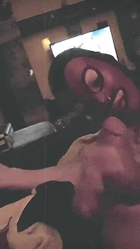 마스크로 바람을 피우는 동안 촬영하는 발정난 밀프와 시오후키