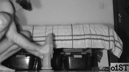 O1ST: Muž s vyholeným tělem se baví se svými hračkami