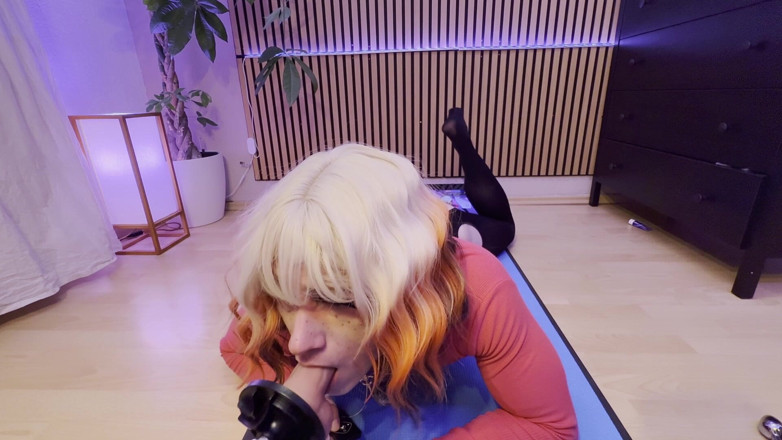 Elvi Lynx: Sissy Elvi Lynx lui baise le cul avec un énorme godemichet...