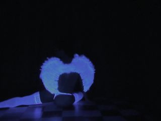 Nylondeluxe: Neon angel ngocok kontol sampai crot di tangannya