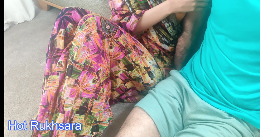 hot_rukhsara: Indická milfka má romantický sex na podlaze a dostane creampie...