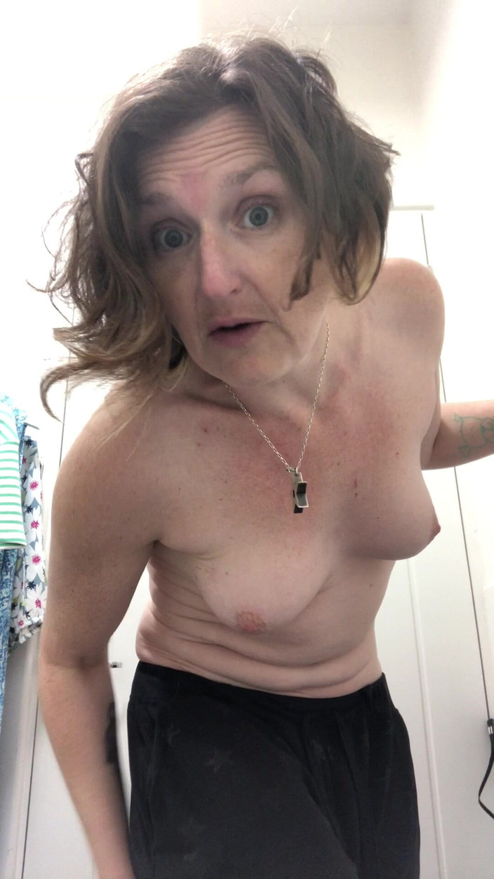 MistressWriggler: 胸罩，突击队，纹身小妞尝试新衣服。第1部分，合集2。