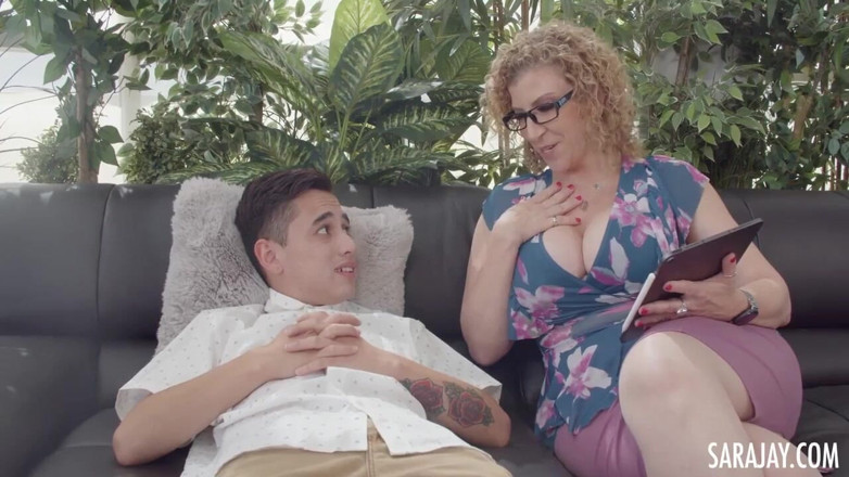Sara Jay: Pakar terapi seks MILF Sara Jay Comforts A Hot Stud