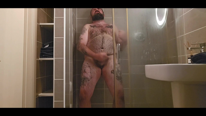 PoppaPig: ¡El anfitrión de Airbnb me atrapó masturbándome en la ducha!