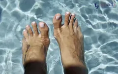 Sexy füße der ukrainischen göttin am pool