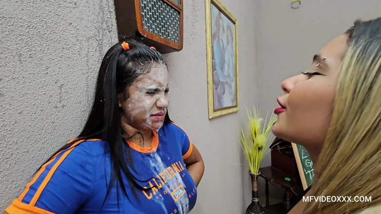 MF Desires: Mitschüler und spucken