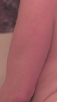 Três lésbicas tatuadas lambem as bocetas molhadas uma da outra