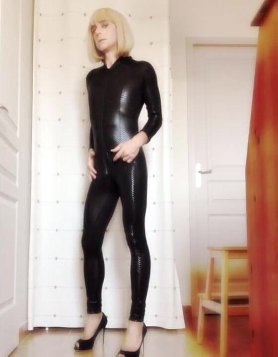 Faustine: Crossdresser Faustine winylowy kombinezon z naszyjnikiem.