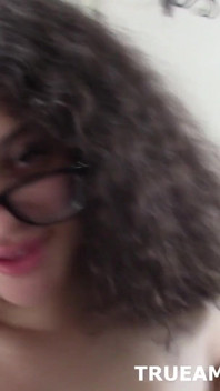Con gafas, chica con pelo grande da mamada y se la follan