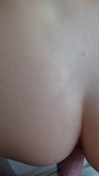 Isla o fute pe Brea cu un vibrator legat