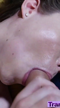 Transeksual comel menghisap zakar lelaki