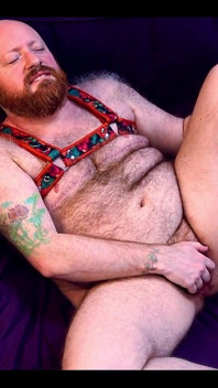 Ich musste nur mein neues farbenfrohes harness anziehen und in meinen großen lila fickstuhl wichsen