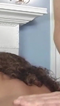 Hravé zadky scéna 1- blondýnka a brunetka s velkými zadky sdílejí ptáka a sperma