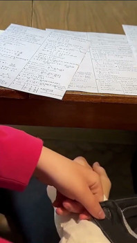 Addio, matematica e college!! Il compagno di classe mi ha fatto una sega sotto il tavolo l'ultimo giorno del college