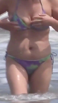 La Bella Matrigna Toglie Le Tette Sulla Spiaggia E Si Masturba.