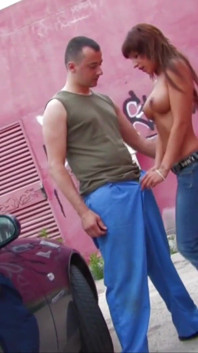Awek MILF suka dapat deepthroat dalam aksi luar