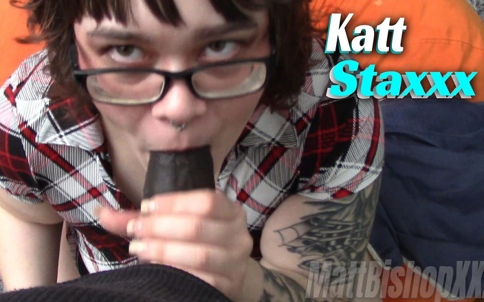 DripDrop Productions: पर्दे के पीछे ड्रिपड्रॉप!! खूबसूरत विशालकाय महिला katt staxxx को बड़े काले लंड का लंड चूसना और फोटोशूट के बाद कुत्ते शैली में चुदाई करना पसंद है!