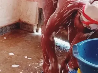 Sugarmommy 6 tur sikildikten sonra banyo yapıyor