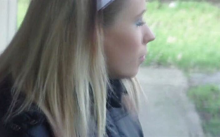 Femdom Austria: śliczna nastolatka pali papierosa na zewnątrz