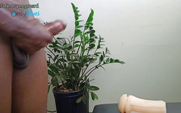 Dominicano: 我用巨大的黑色厚实鸡巴给我的朋友自慰，并把他所有的乳汁都给了我。