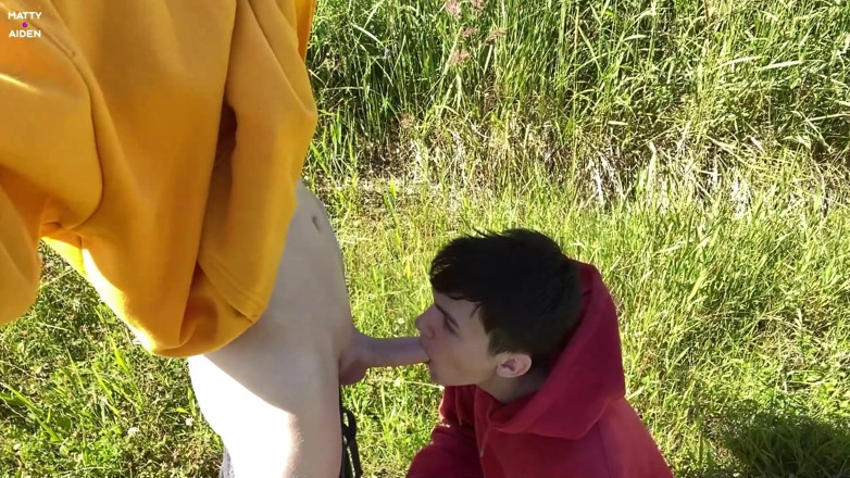 Matty And Aiden: 青少年同性恋matty和Aiden在户外玩得很开心