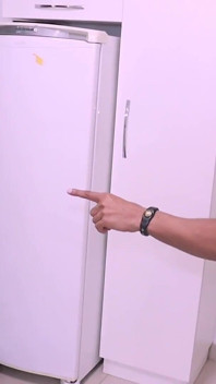 Sexy blondýnka najde překvapení v sousedově bytě