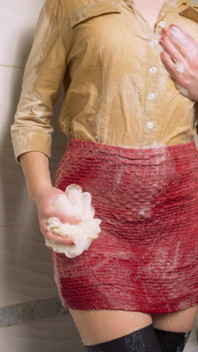 La sorellastra teenager si fa la doccia con calzini e lingerie