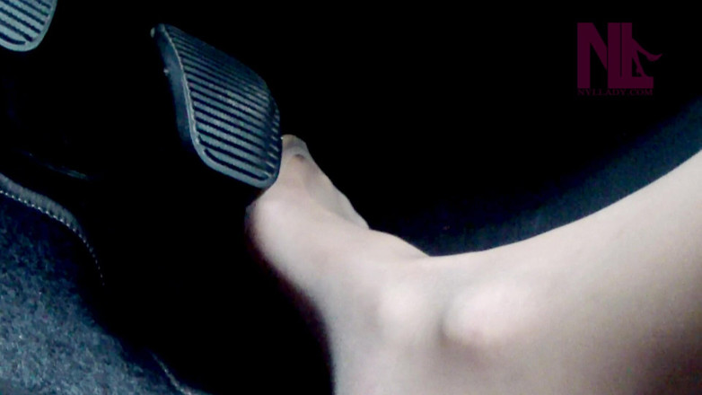 Nyllady: Guida sensuale in calze rinforzate con dita dei piedi nudi
