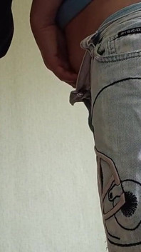 Dos novias se masturban y se corren en jeans