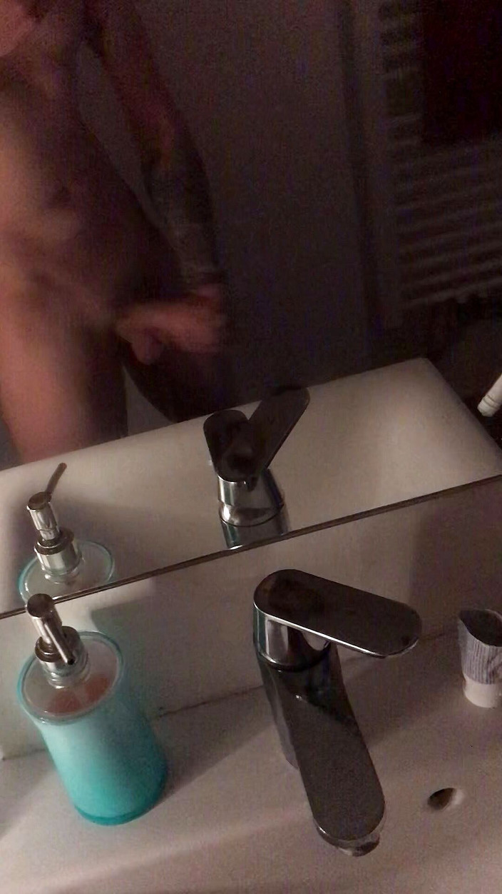 Horny nice guy: Jag är så kåt, suger min enorma kuk